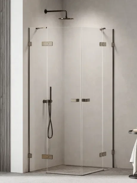 Dušo kabina „Oxia Gunmetal Brushed“ su dvigubomis svyruojančiomis durimis, vyrių tvirtinimu prie mažosios sienelės, pasvirusiu atraminiu strypu