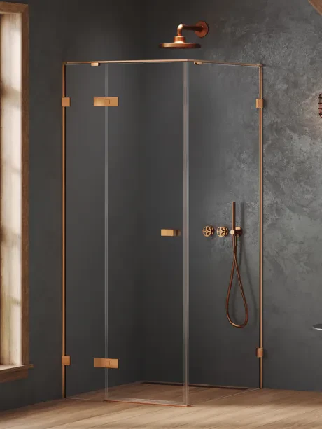 Dušo kabina „Oxia Copper Brushed“ su vienomis atverčiamomis durimis, vyris ant mažos sienelės