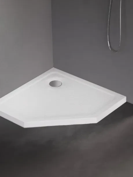 Mild Stone akrilinis dušo padėklas, penkiakampio formos, baltos spalvos, aukštis 4,5 cm