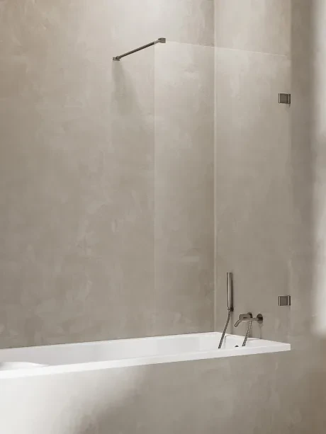 „Avexa Gunmetal Brushed“ vonios pertvara, vienos dalies. Stačiakampis atraminis strypas.