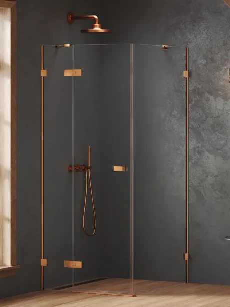 Dušo kabina „Oxia Copper Brushed“ su vienerėmis atveriamomis durimis, vyriumi ant mažos sienelės, pasvirusiu atraminiu strypu